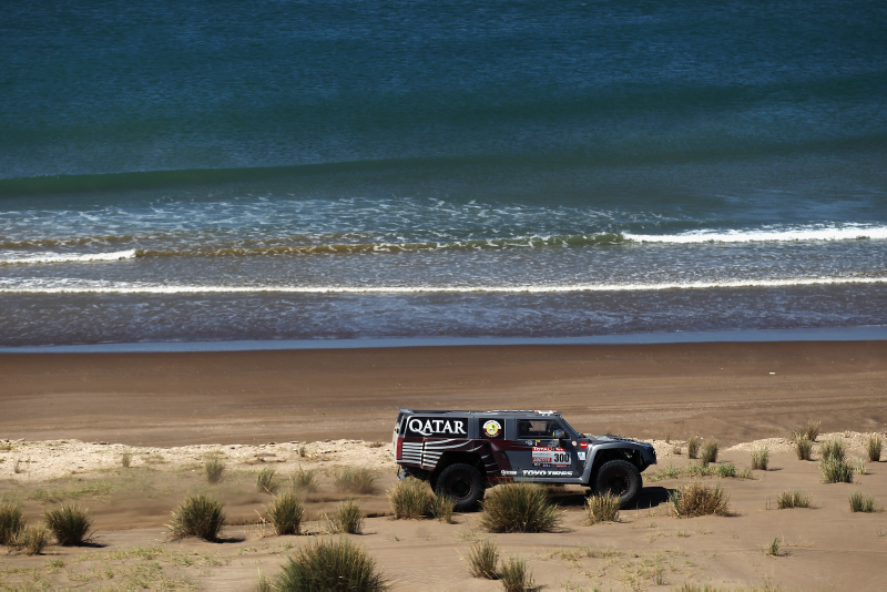 Illustration for article titled The Dakar Race Looks Pretty Much Like A Post-Apocalyptic Hellscape